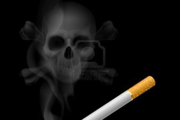15397845-cranio-umano-appare-nel-fumo-di-sigaretta-sul-nero.jpg